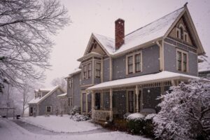 victorian-home-in-the-snow